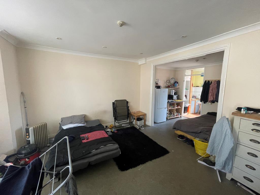 Lot: 157 - RESIDENTIAL INVESTMENT WITH POTENTIAL FOR ADDITIONAL LETTING ROOMS - Bedroom with en-suite